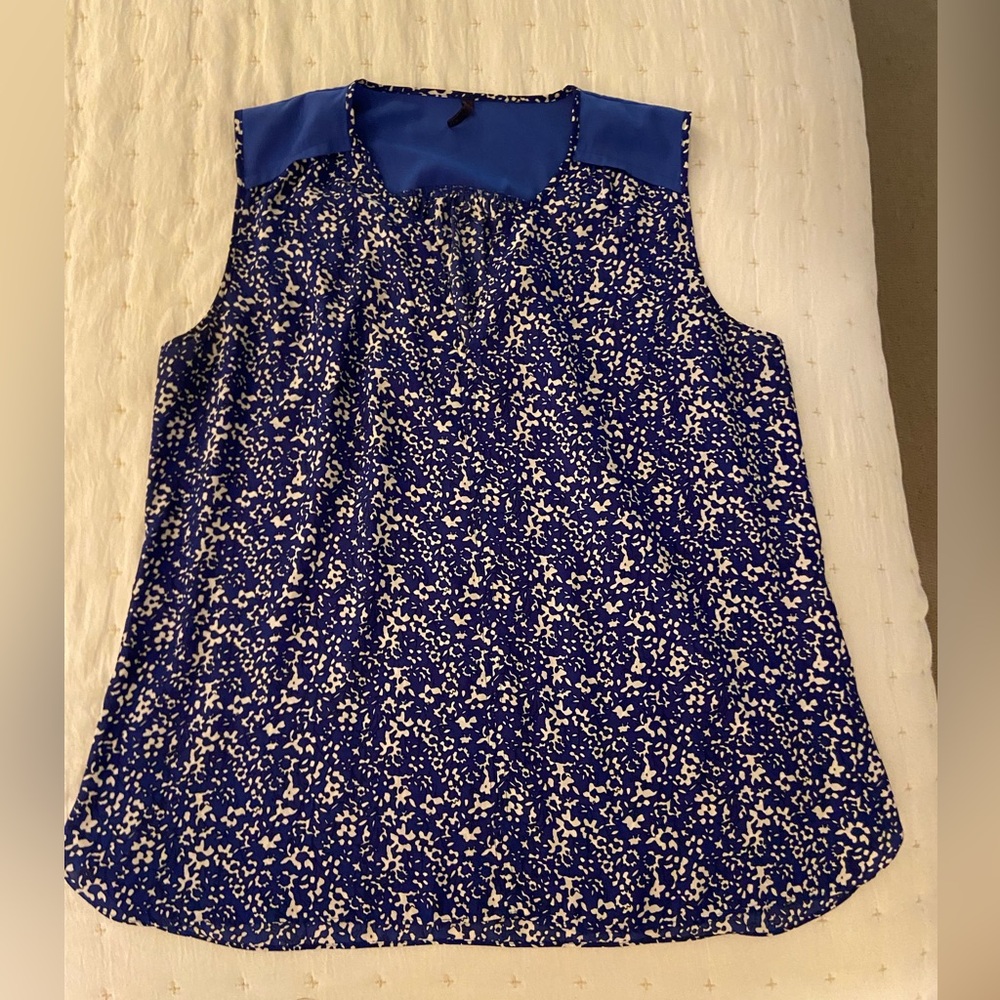 NYDJ floral sleeveless top. Excellet condition. Size XL